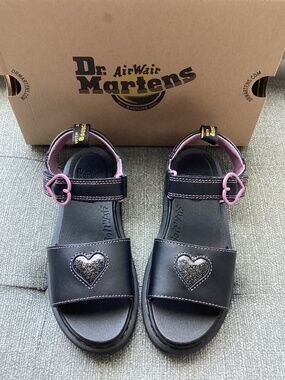 Dr. Martens Big Kids' Marlowe Heart II Sandal, size 5 US/36 EU